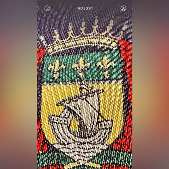 GUCCI SILK 🚩 ASCOT OR POCKET SCARF BLUE GREEN RED GUCCI EMBLEM FLAGS ITALY - Picture 1 of 3